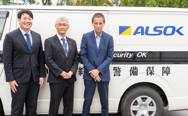 右:沖縄綜合警備保障株式会社 ITシステム戦略担当 取締役 高冨 正雄 氏
中央:沖縄綜合警備保障株式会社 総合企画部 部長代理 仲本 聖 氏
左:沖縄セルラー電話株式会社 ソリューション営業部 ソリューション営業1グループ 小林 秦嘉