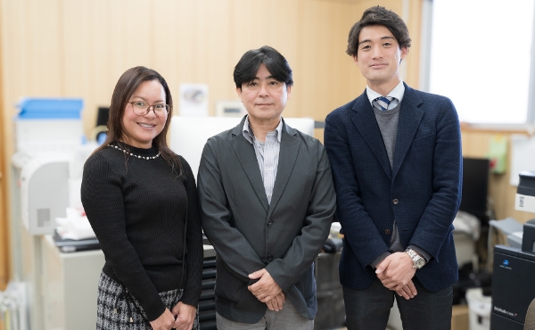 中央:ニコウ事務機 代表 新垣 恵也 氏
左:沖縄セルラー電話株式会社 ソリューション営業部 ソリューション代理店営業グループ 宮城 由佳
右:沖縄セルラー電話株式会社 ソリューション営業部 ソリューション代理店営業グループ 金子 貴俊