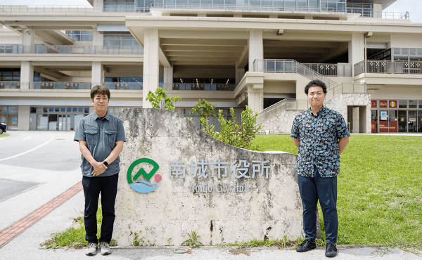 左:南城市 農林水産部 産業振興課 係長 玉城 司 氏
右:沖縄セルラー電話株式会社 ビジネスデザイン本部 地方創生部 地方創生1グループ 松田 一志