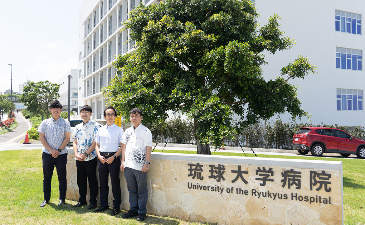 右 :システム管理室 大川 康治 氏
中央右:副病院長 平田 哲生 氏
中央左:システム管理室 新崎 恵士 氏
左 :沖縄セルラー電話 ビジネス営業部 山内 彪我
